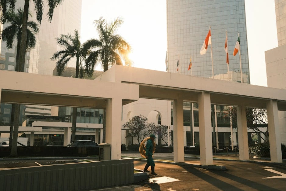 Osoba plánující své finance u pracovního stolu s notebookem a poznámkami.